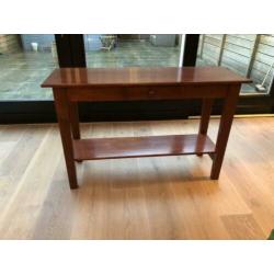 Prachtige bruin gelakte houten sidetable, als nieuw