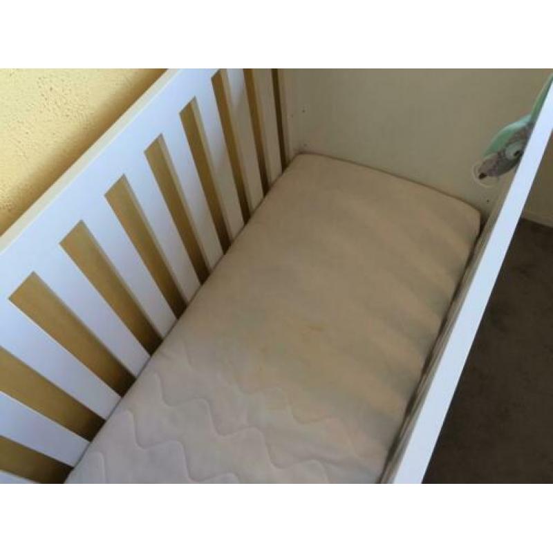 Babykamer kinderkamer TWF ledikant commode matras MOET WEG!