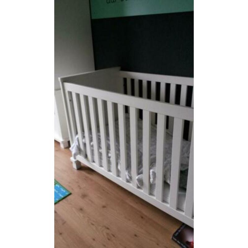 Babykamer ledikant en commode babypark