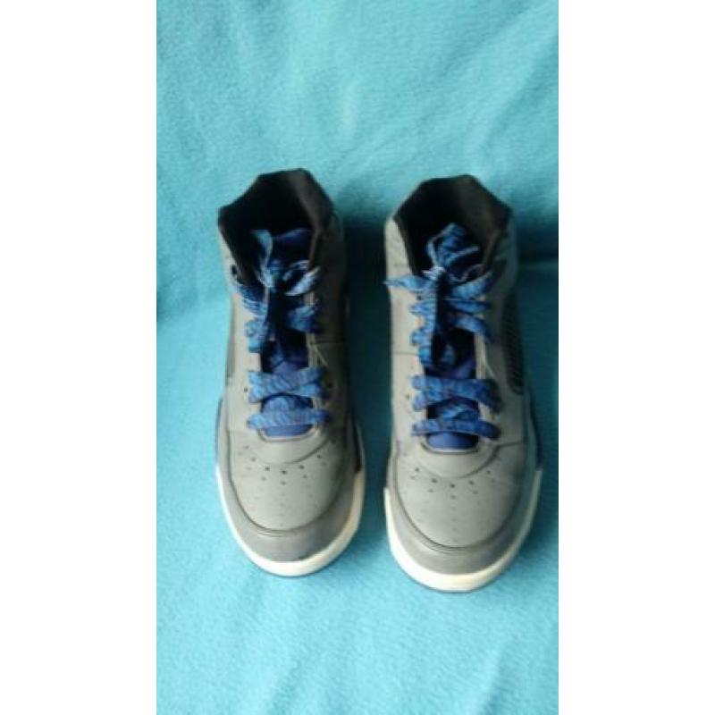 Nike air Jordan Flight maat 43 grijs met blauw gedragen