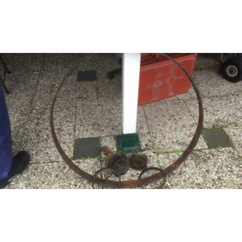 Metalen ring voor wagenwiel met as