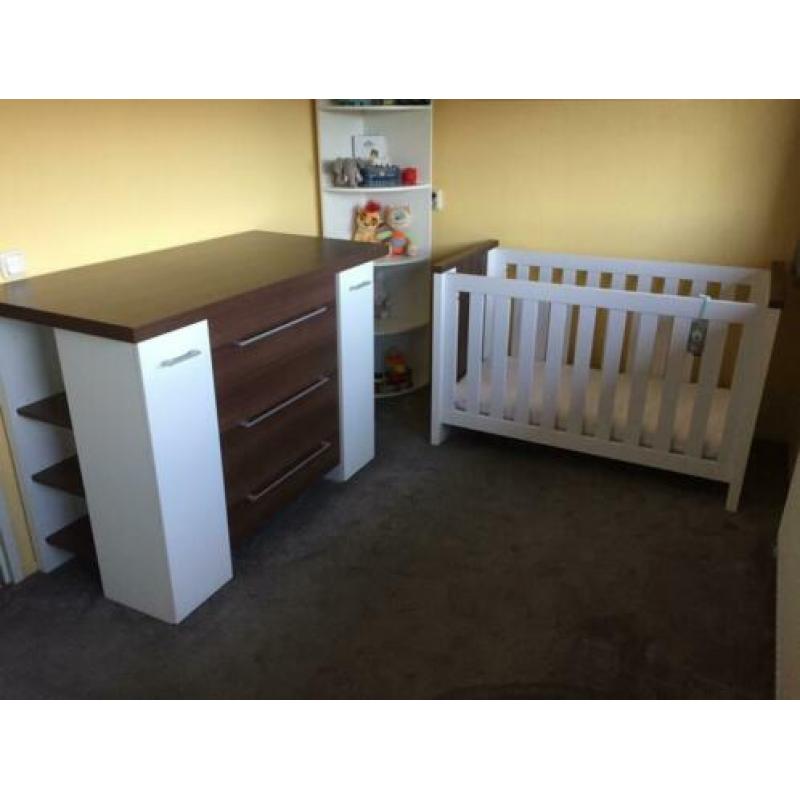 Babykamer kinderkamer TWF ledikant commode matras MOET WEG!