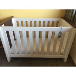 Babykamer kinderkamer TWF ledikant commode matras MOET WEG!