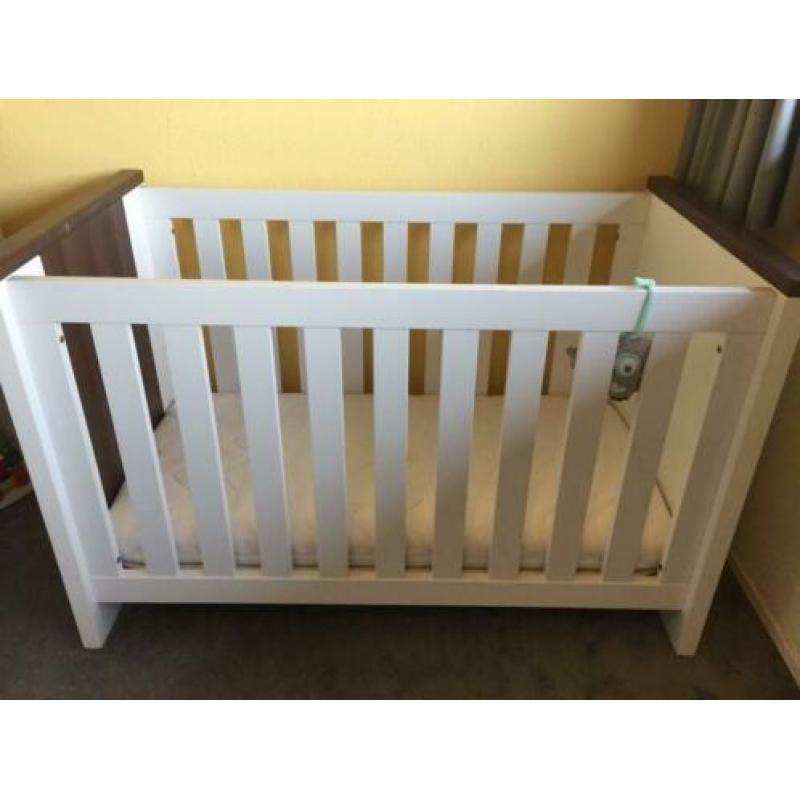 Babykamer kinderkamer TWF ledikant commode matras MOET WEG!