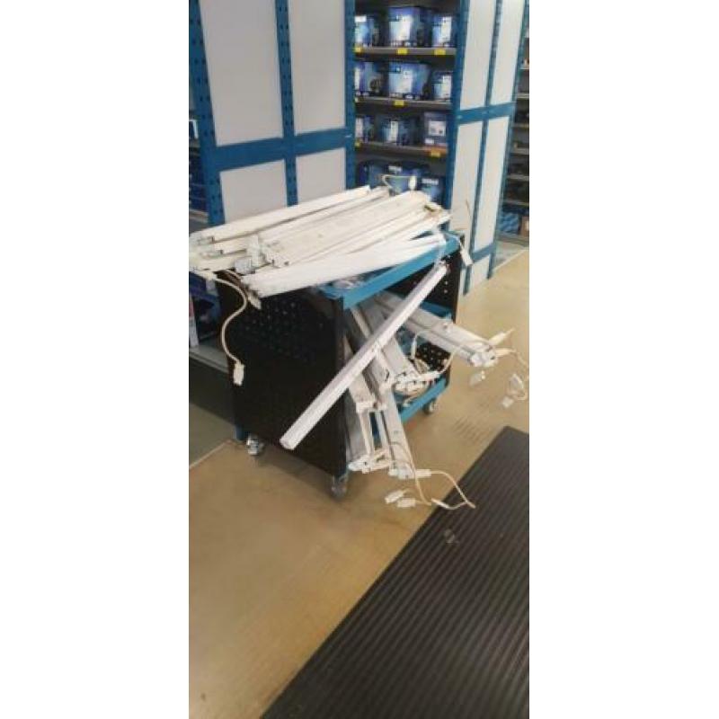 Tl balken met lamp en armaturen