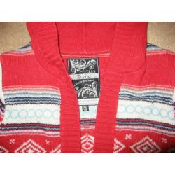 mooi rood vest met korte mouw en capuchon, mt 140/146