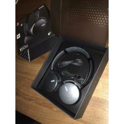 AKG Y500 draadloze koptelefoon.