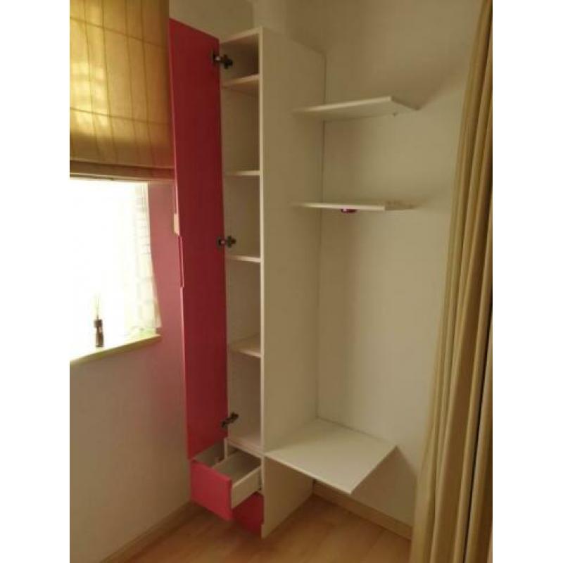 Leuke kast van het mek Interstsr, kleur fuchsia roze