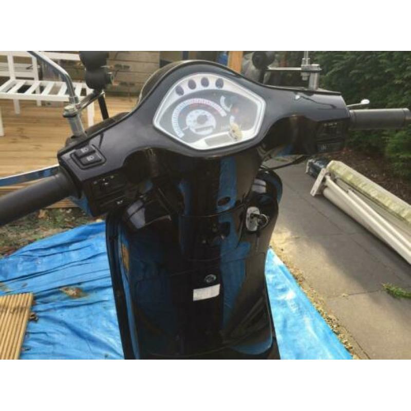 Fraaie scooter Iva 50 zwart