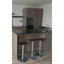 Keuken met kookeiland incl apparatuur en barkrukken