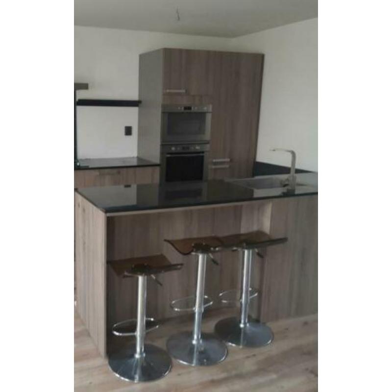 Keuken met kookeiland incl apparatuur en barkrukken