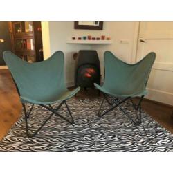 Twee Vlinderstoelen identiek groen blauw aqua stof