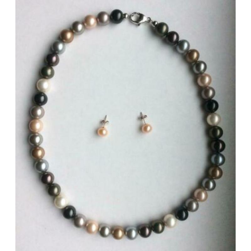Gekleurde parel collier warme Kleuren bijpassende oorknoppen