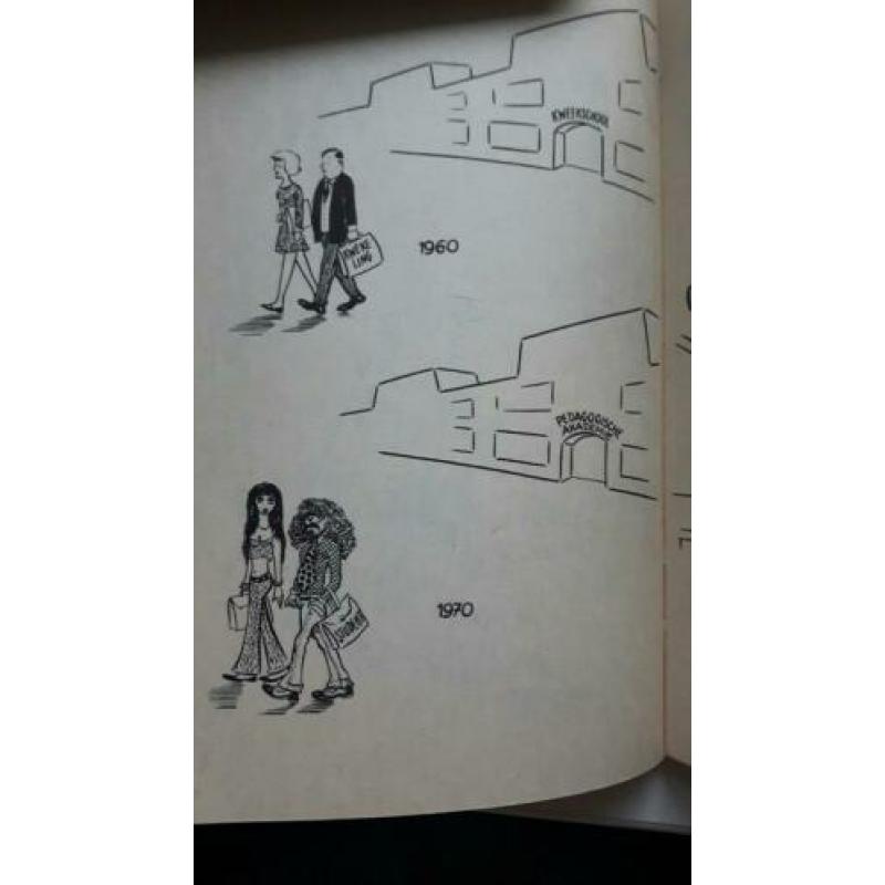 Uit de school geklapt. Door Marcus. Cartoons.