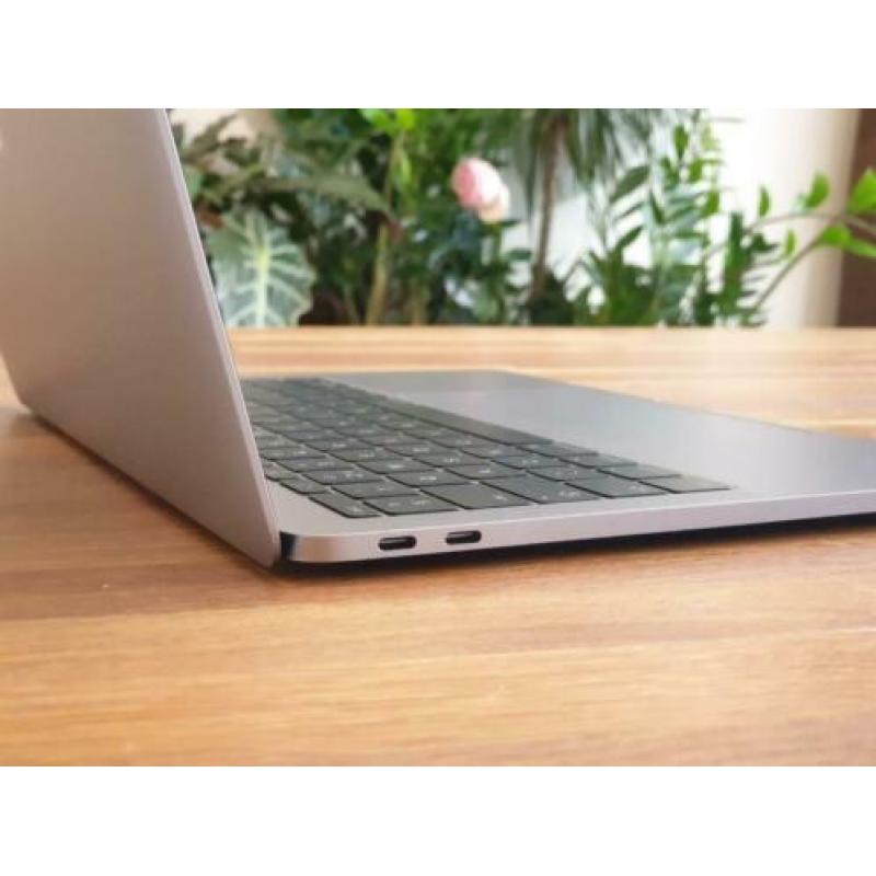 Z.G.A.N. Macbook pro 13" 2017 uit 2019 - slechts 30 cyli!