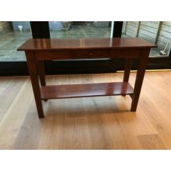 Prachtige bruin gelakte houten sidetable, als nieuw