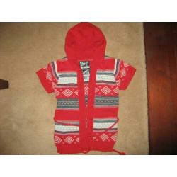 mooi rood vest met korte mouw en capuchon, mt 140/146