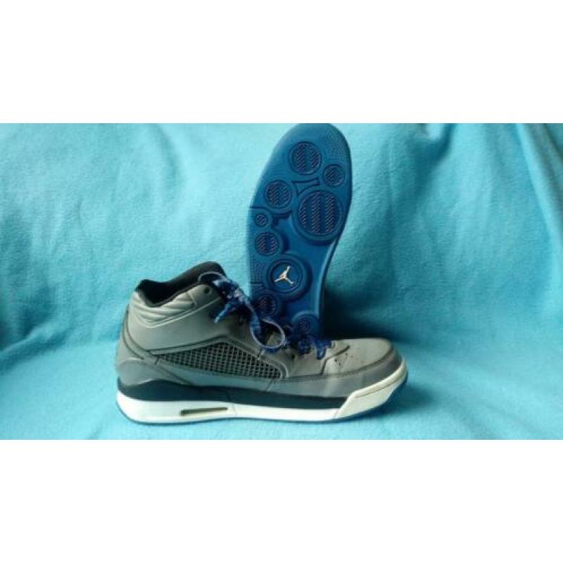 Nike air Jordan Flight maat 43 grijs met blauw gedragen