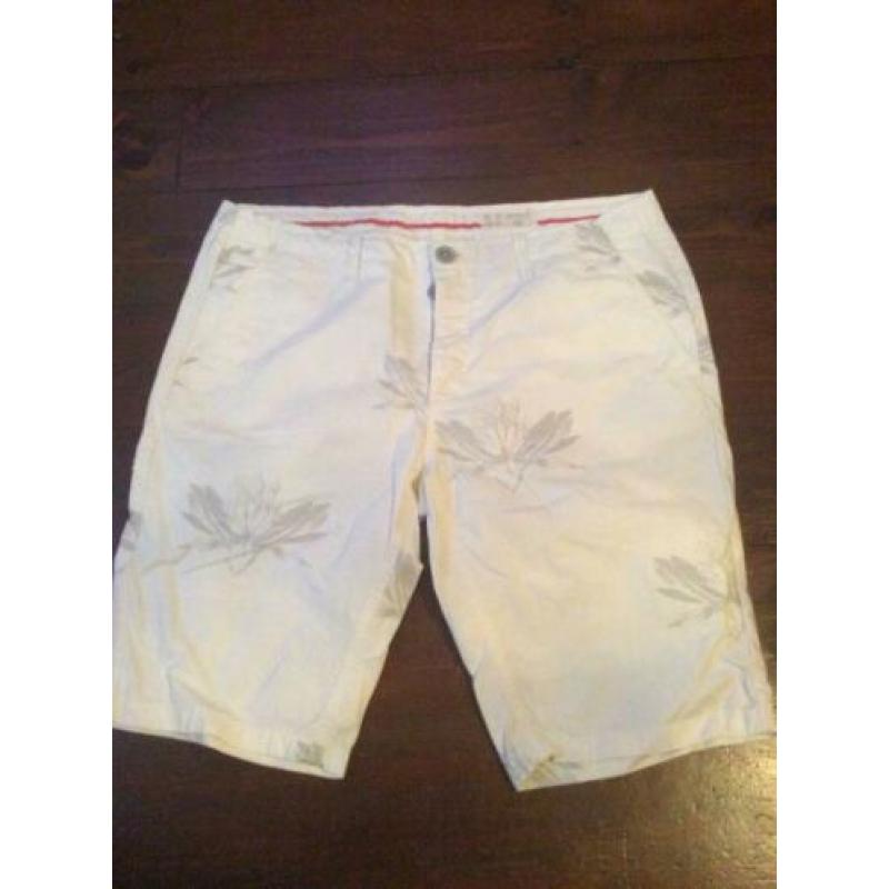 Bermuda wit gebloemd 46