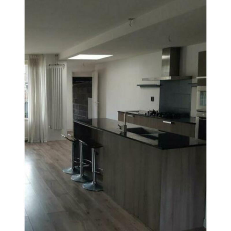 Keuken met kookeiland incl apparatuur en barkrukken
