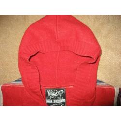mooi rood vest met korte mouw en capuchon, mt 140/146