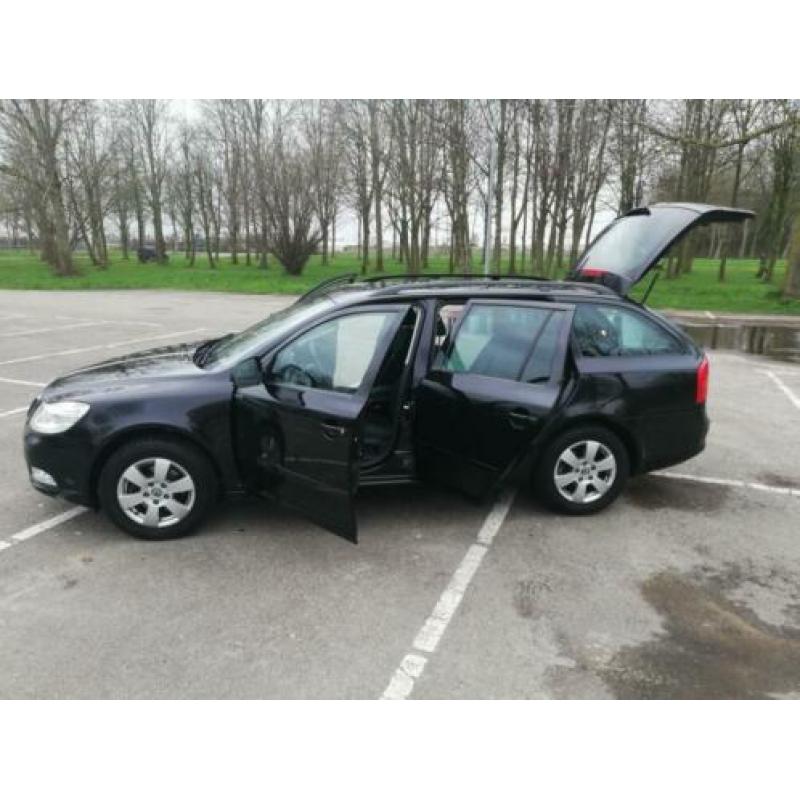Skoda Octavia 1.2 TSI Combi 2011 Zwart