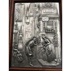Beeld met Gravures uit zilvertin,vintage