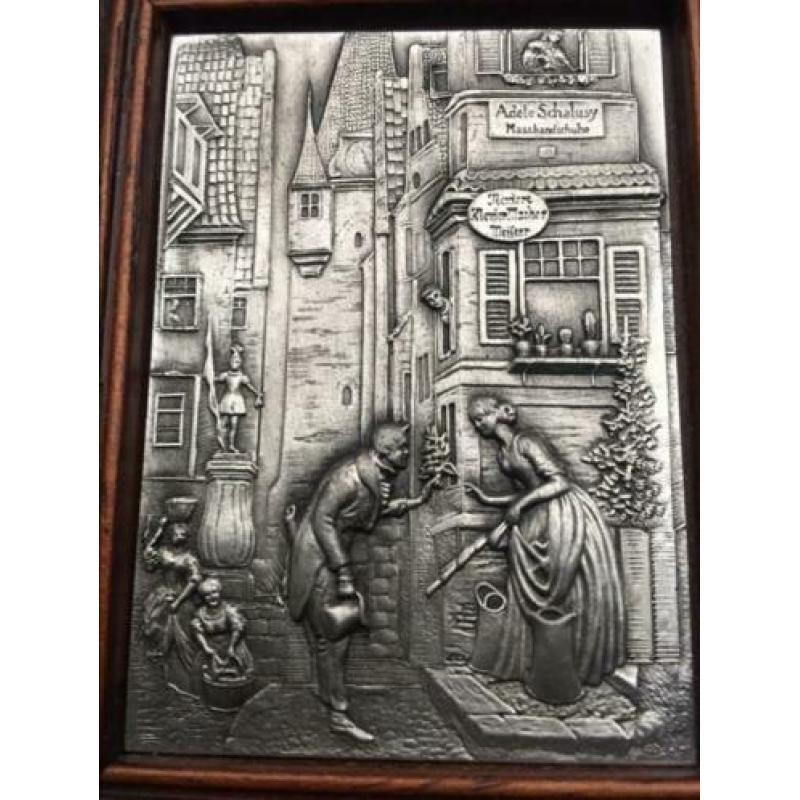 Beeld met Gravures uit zilvertin,vintage