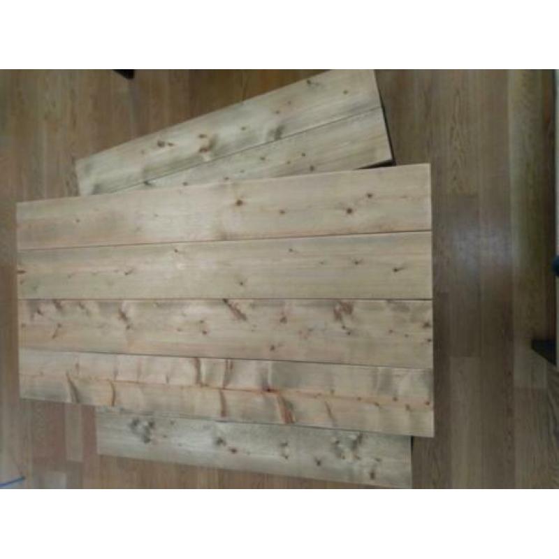 Steigerhouten tafels en banken voor binnen of buiten.