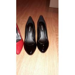 Shoenen / pumps. Kleuren blauw, zwart, rood