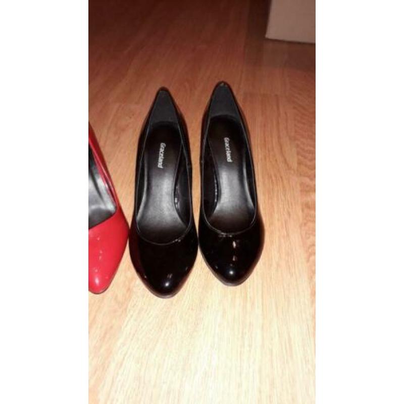 Shoenen / pumps. Kleuren blauw, zwart, rood