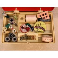 Vintage Curver Naaibox met inhoud.