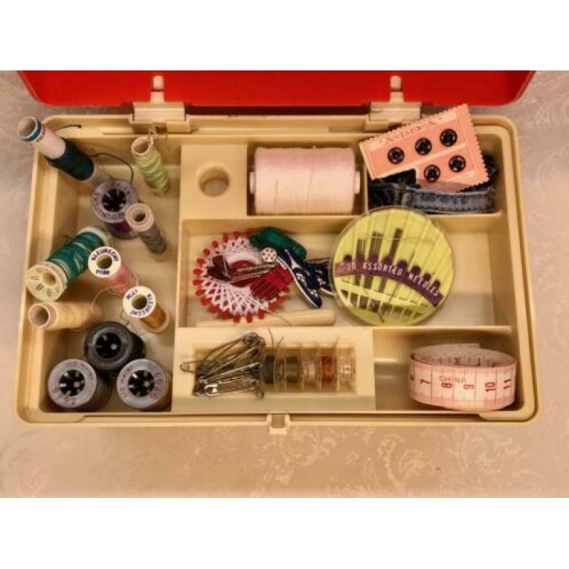 Vintage Curver Naaibox met inhoud.