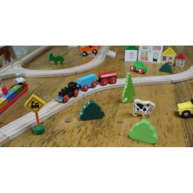 Grote houten trein set Brio Eichhorn 110 delig met haven