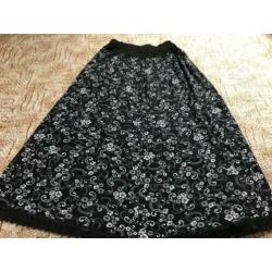 Rok maat 38.85 Cm lang, taille 30 cm rekbaar naar 55 cm