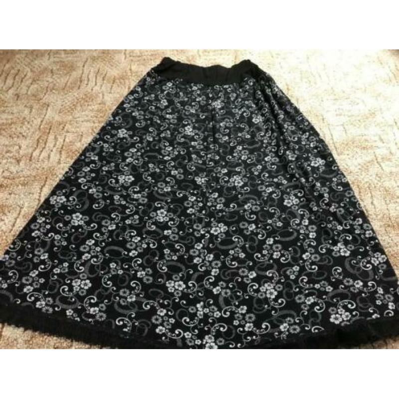 Rok maat 38.85 Cm lang, taille 30 cm rekbaar naar 55 cm