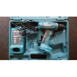 Makita accu boormachine met lader en koffer zonder accu’s.