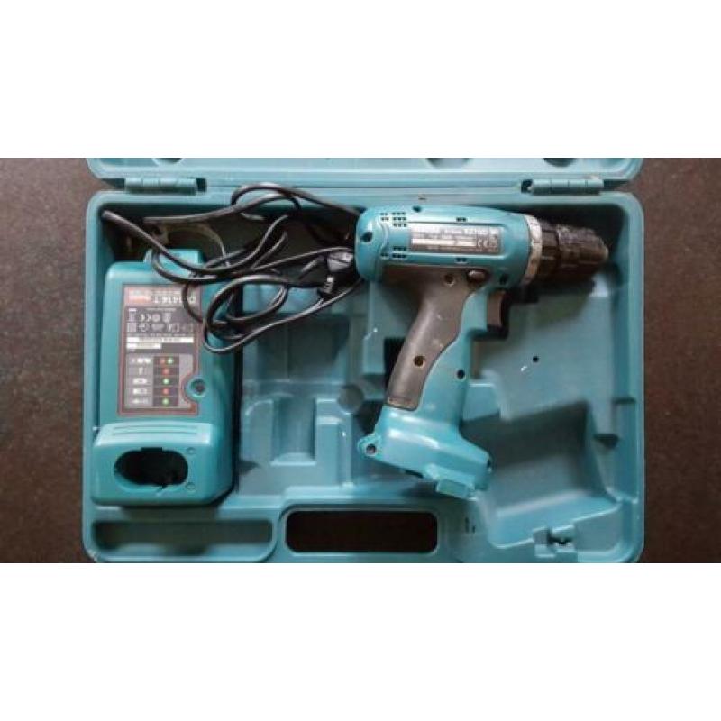 Makita accu boormachine met lader en koffer zonder accu’s.