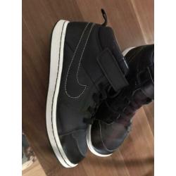 Zwarte “nike” kinder gympen maat 35
