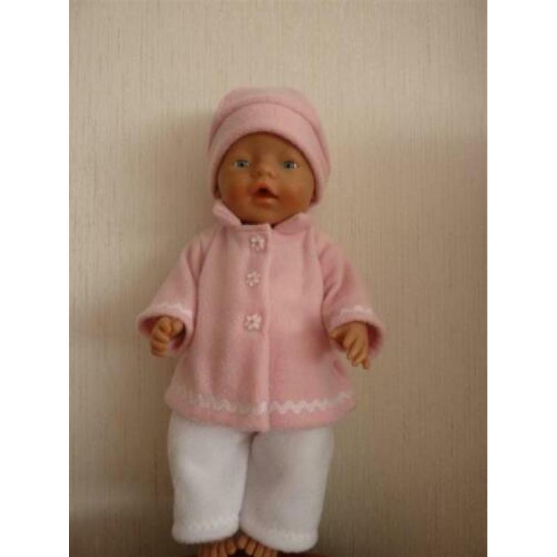 Jasje met een muts of cupuchon +lange broek voor de baby pop