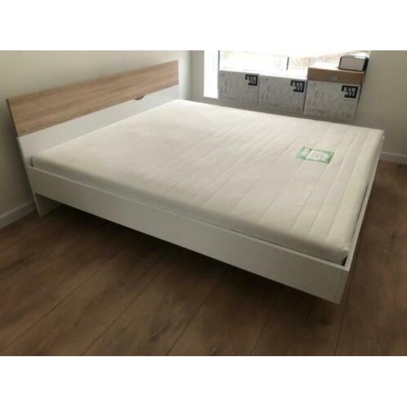Tweepersoonsbed incl. lattenbodem en matras!