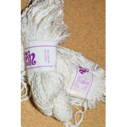 haak / brei 4 strengen leuke krul wit 78% viskose 22% cotton