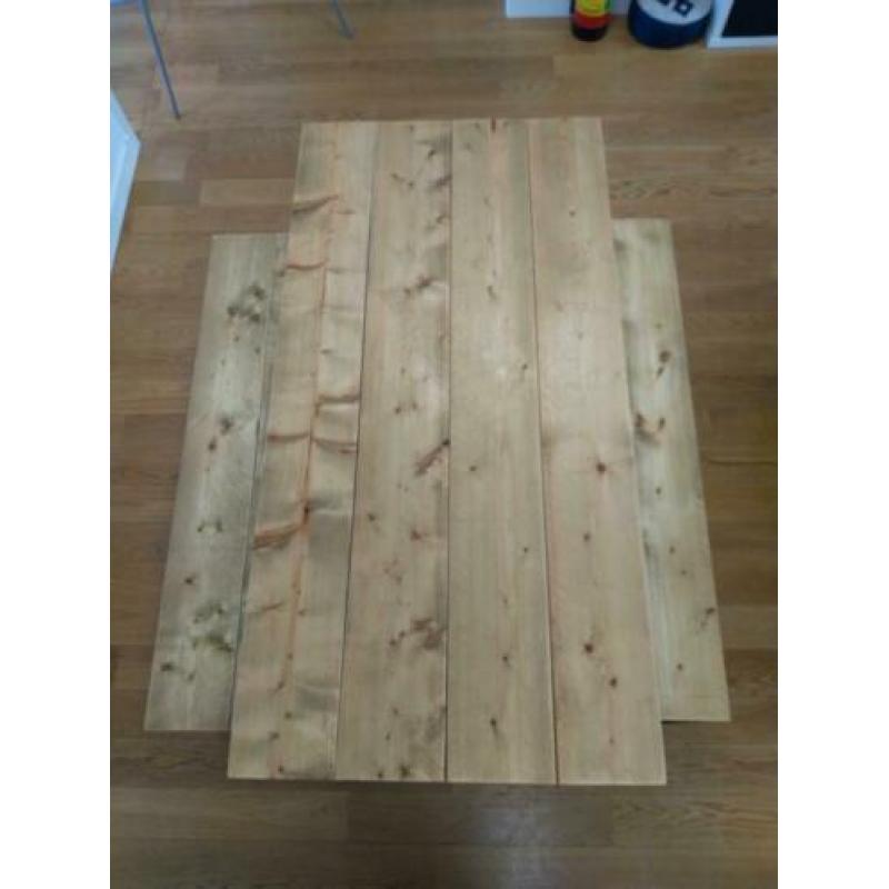 Steigerhouten tafels en banken voor binnen of buiten.