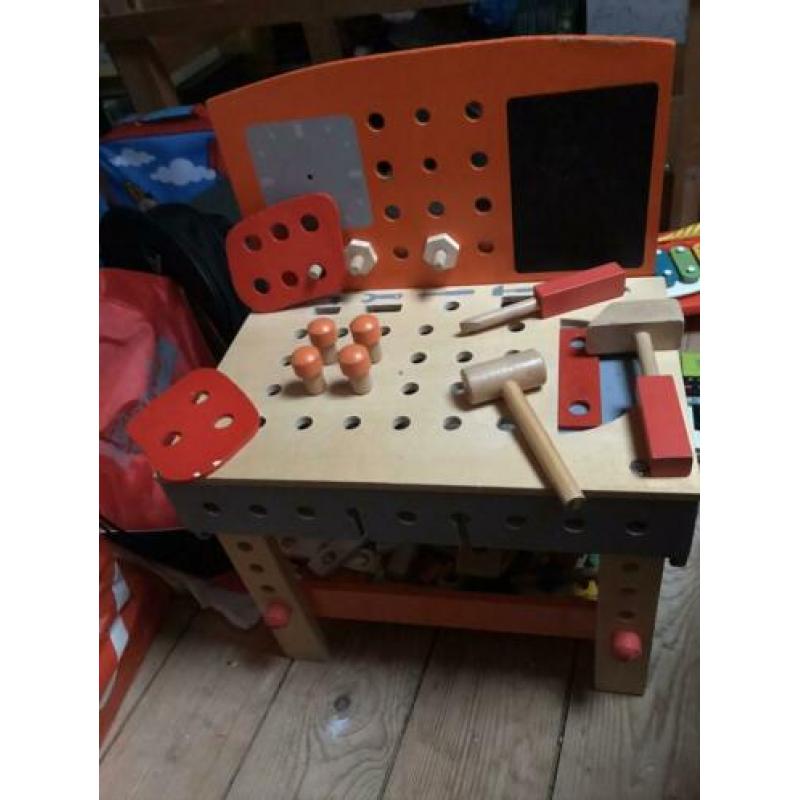 Werkbank tafel met veel schroefjes en toebehoren