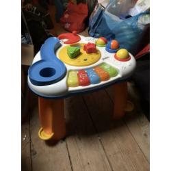 Werkbank tafel met veel schroefjes en toebehoren