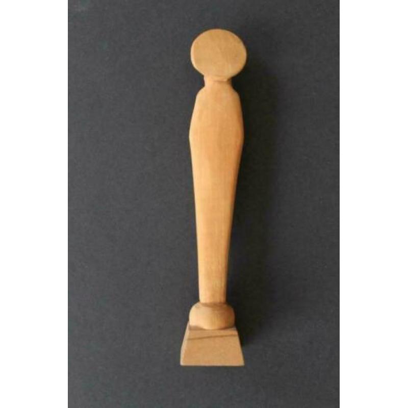 Maria beeldje van hout gesneden ca. 15 cm hoog