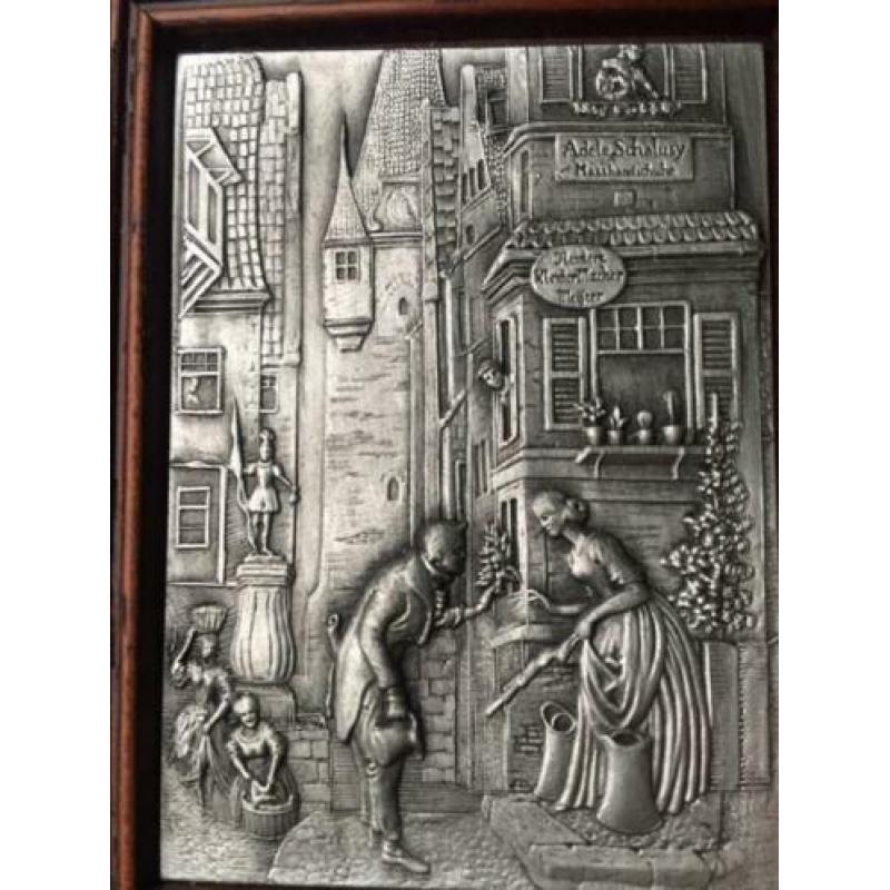 Beeld met Gravures uit zilvertin,vintage