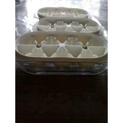 Tupperware 4-delig ijsblokjes systeem. 3 bakjes en 1 deksel/
