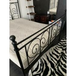 Zwart ijzeren 2 persoons bed