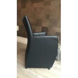 4 lederen eetkamer stoelen kuipjes zwart leren